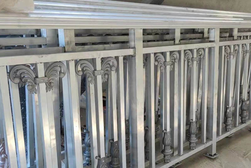 广西铝合金护栏生产厂家今天和大家来说说铝艺护栏和锌钢护栏护栏的差别：